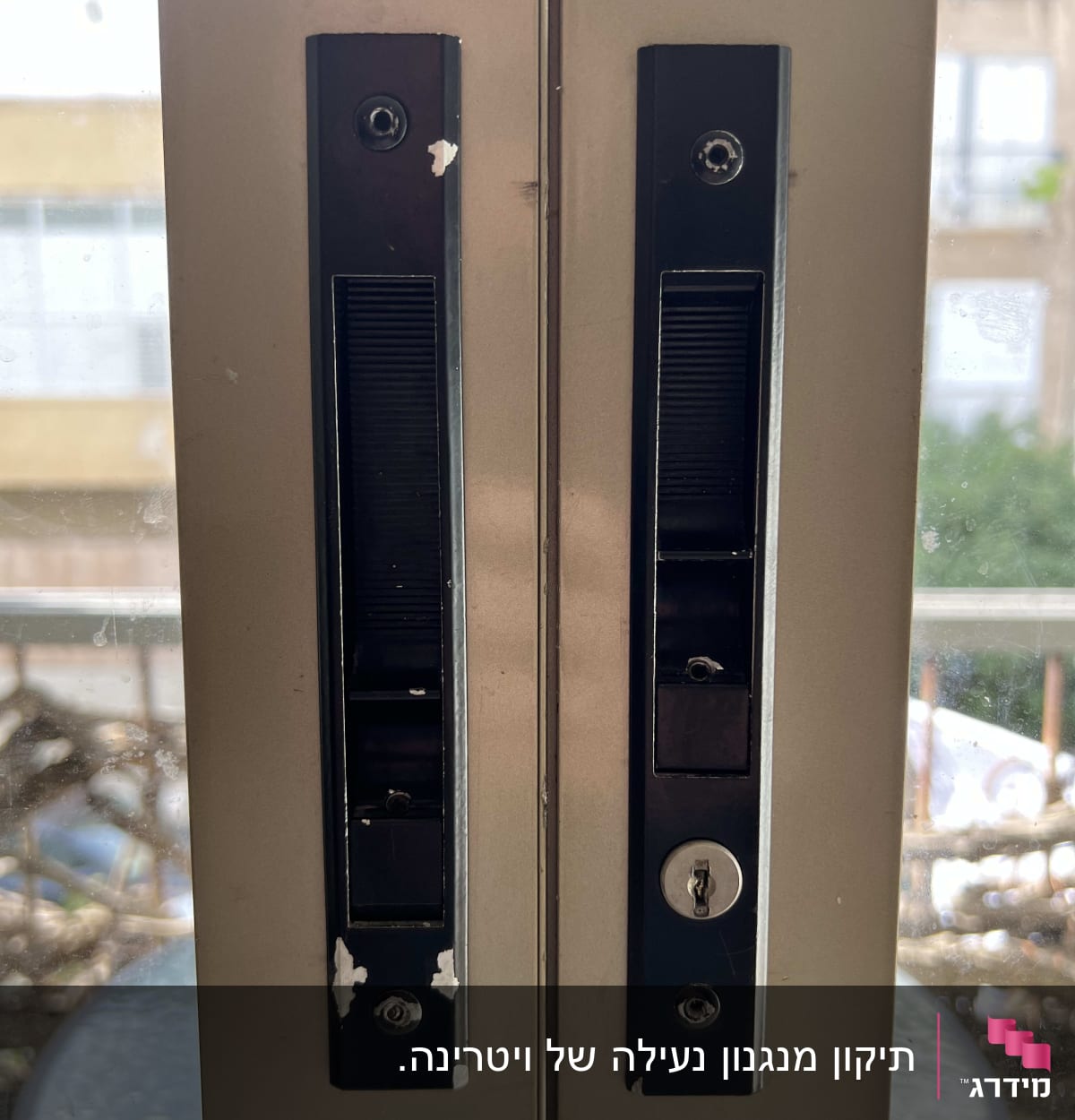 ידיות תריסים עם מנעול על חלון